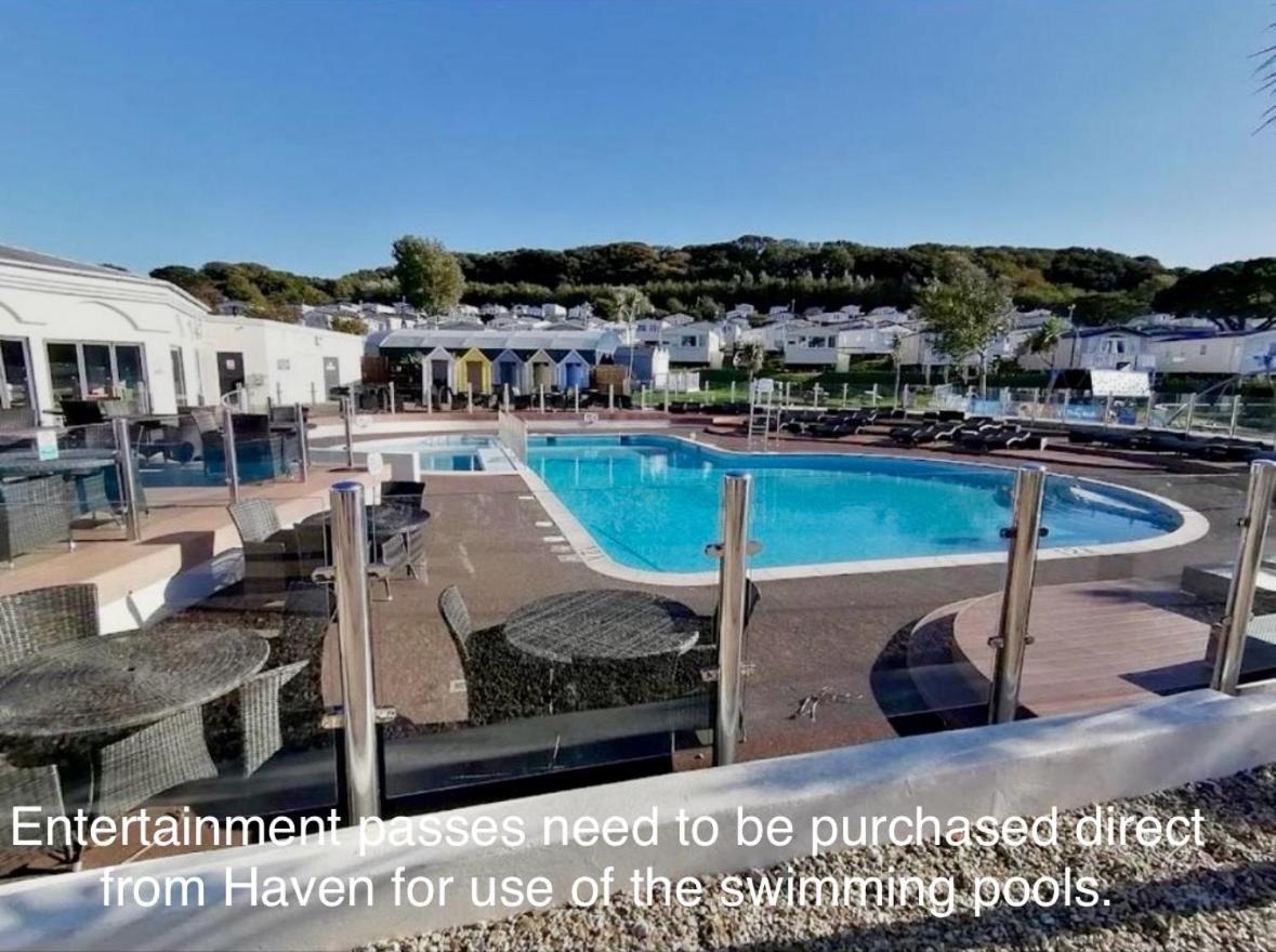 The Fleet Retreat Hotel Wyke Regis Bagian luar foto